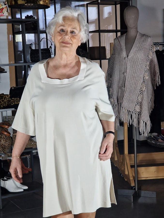 CREMEWEISSES STRECHKLEID VON CARTOON