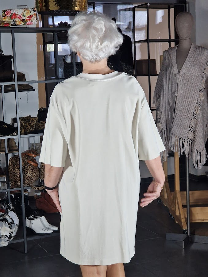 CREMEWEISSES STRECHKLEID VON CARTOON