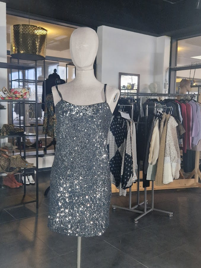 PARTYKLEID MIT PAILLETTEN VONLIU JO