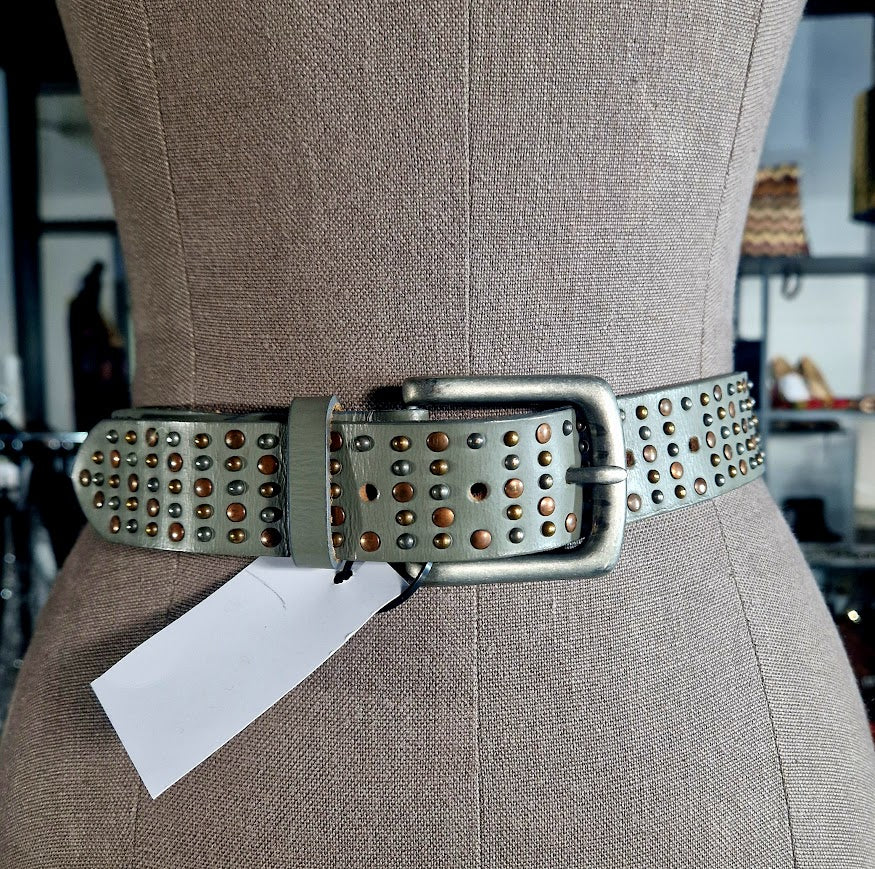 LEDERGÜRTEL MIT NIETEN